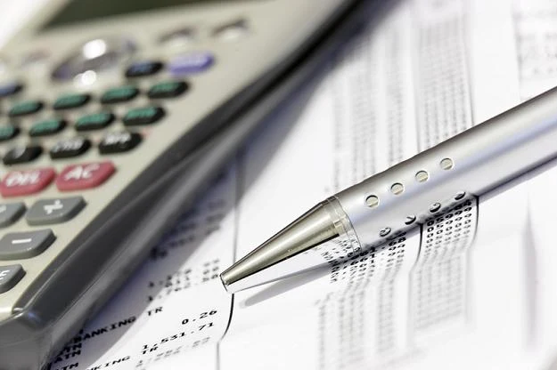 Warto zacząć od przeglądu wydatków, bo w nich zwykle kryją się potencjalne oszczędności