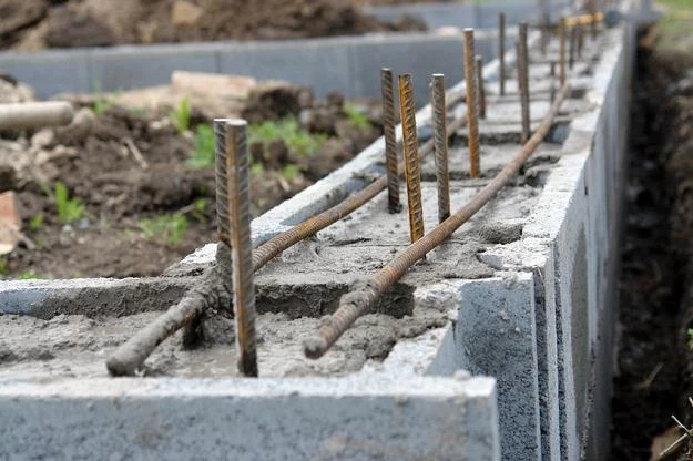 W budownictwie jednorodzinnym wykorzystuje się fundamenty betonowe lub żelbetowe