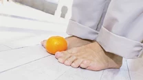Zabieg na stopy

Pocieranie stóp skórką z mandarynek pomaga pozbyć się zmian grzybicowych, zapobiega też nawrotom infekcji grzybiczej. Skórka nie tylko odświeży skórę i przyspieszy gojenie się ran, ale także, zadziała na skórę złuszczająco. Mandarynka jest też świetnym remedium na nadmierną potliwość stóp.