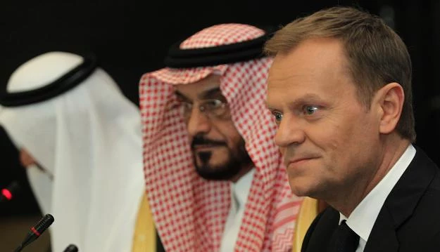 Wiceprzewodniczący rady Fahad M. Al-Rabiah (C) oraz premier Donald Tusk (P) w Rijadzie