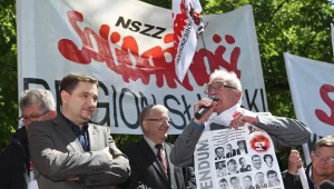 Przewodniczący NSZZ "Solidarność" Piotr Duda (L) dzisiaj wśród pikietujących