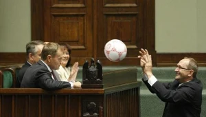 Podczas głosowań Donald Tusk dostał piłkę/fot. Michał Dyjuk