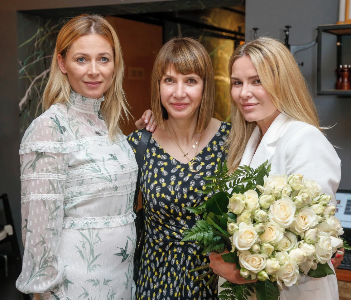 Odeta Moro z koleżankami z show-biznesu