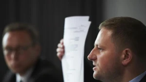 Prezes firmy Amber Gold Marcin Plichta (P), podczas konferencji prasowej w Gdańsku