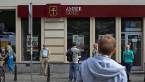 Klienci czekają przed oddziałem Amber Gold przy ul. Brackiej w Warszawie