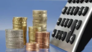 Jeśli do emerytury zostało nam 30 lat, to co miesiąc wystarczy odkładać 448 zł