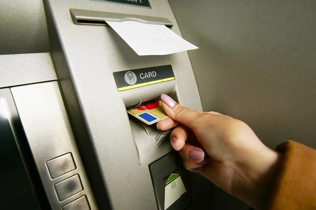 Projekt wprowadza obowiązek informowania klienta o opłacie za wypłatę gotówki z bankomatu