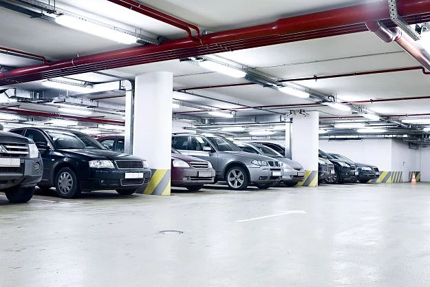 Właściciele mają płacić podatek nie od miejsca postojowego, tylko od garażu na kilkaset miejsc?
