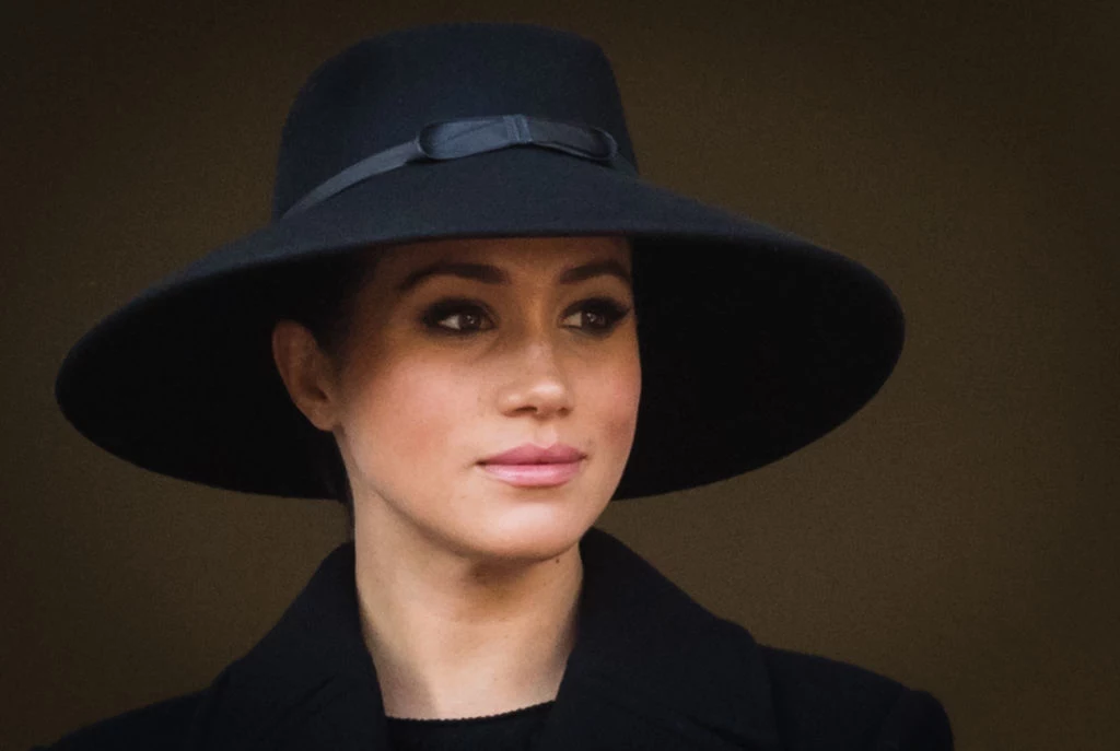 Luty Meghan zorganizowała baby shower w Nowym Jorku. Na wydarzeniu pojawiły się, między innymi, Serena Williams i Amal Clooney. W tym miesiącu „The Mail on Sunday” opublikował fragmenty prywatnego listu Meghan Markle, który adresowany był do jej ojca Thomasa. Mężczyzna po otrzymaniu korespondencji przesłał ją do redakcji portalu. Wzruszający list pojawił się na łamach tabloidu, a tym samym ujawnił wiele rodzinnych sekretów Markle. Okazało się, że księżna Sussex nie utrzymuje dobrych kontaktów z ojcem, a Thomas przysporzył córce wiele zmartwień tydzień przed ślubem. Zamiast powiedzieć córce o swoich problemach ze zdrowiem, poinformował o tym tabloidy, a co więcej udzielił prasie kilku wywiadów, w których oczernił księżną. Nie pojawił się również na ceremonii zaślubin Meghan i Harry'ego. Luty Meghan zorganizowała baby shower w Nowym Jorku. Na wydarzeniu pojawiły się, między innymi, Serena Williams i Amal Clooney. W tym miesiącu „The Mail on Sunday” opublikował fragmenty prywatnego listu Meghan Markle, który adresowany był do jej ojca Thomasa. Mężczyzna po otrzymaniu korespondencji przesłał ją do redakcji portalu. Wzruszający list pojawił się na łamach tabloidu, a tym samym ujawnił wiele rodzinnych sekretów Markle. Okazało się, że księżna Sussex nie utrzymuje dobrych kontaktów z ojcem, a Thomas przysporzył córce wiele zmartwień tydzień przed ślubem. Zamiast powiedzieć córce o swoich problemach ze zdrowiem, poinformował o tym tabloidy, a co więcej udzielił prasie kilku wywiadów, w których oczernił księżną. Nie pojawił się również na ceremonii zaślubin Meghan i Harry'ego.
