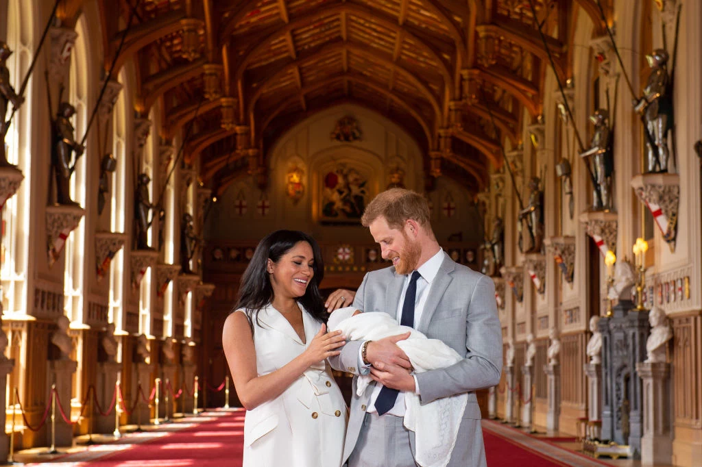 Maj Maj był najgorętszym miesiącem w życiu rodziny królewskiej. Meghan i Harry powitali na świecie swoje pierwsze dziecko - syna Archiego Harrisona. Nowo narodzonego chłopca przedstawili poddanym pod koniec miesiąca. Również w maju kuzynka królowej Elżbiety - Lady Gabriella Windsor, wyszła za mąż za Thomasa Kingstona. Ceremonia odbyła się w pięknej Kaplicy świętego Grzegorza w Zamku Windsor. Suknię ślubną arystokratki zaprojektowała znana włoska projektantka – Luisa Beccaria. Natomiast głowę Gabrielli ozdabiała wyszukana tiara. Maj Maj był najgorętszym miesiącem w życiu rodziny królewskiej. Meghan i Harry powitali na świecie swoje pierwsze dziecko - syna Archiego Harrisona. Nowo narodzonego chłopca przedstawili poddanym pod koniec miesiąca. Również w maju kuzynka królowej Elżbiety - Lady Gabriella Windsor, wyszła za mąż za Thomasa Kingstona. Ceremonia odbyła się w pięknej Kaplicy świętego Grzegorza w Zamku Windsor. Suknię ślubną arystokratki zaprojektowała znana włoska projektantka – Luisa Beccaria. Natomiast głowę Gabrielli ozdabiała wyszukana tiara.