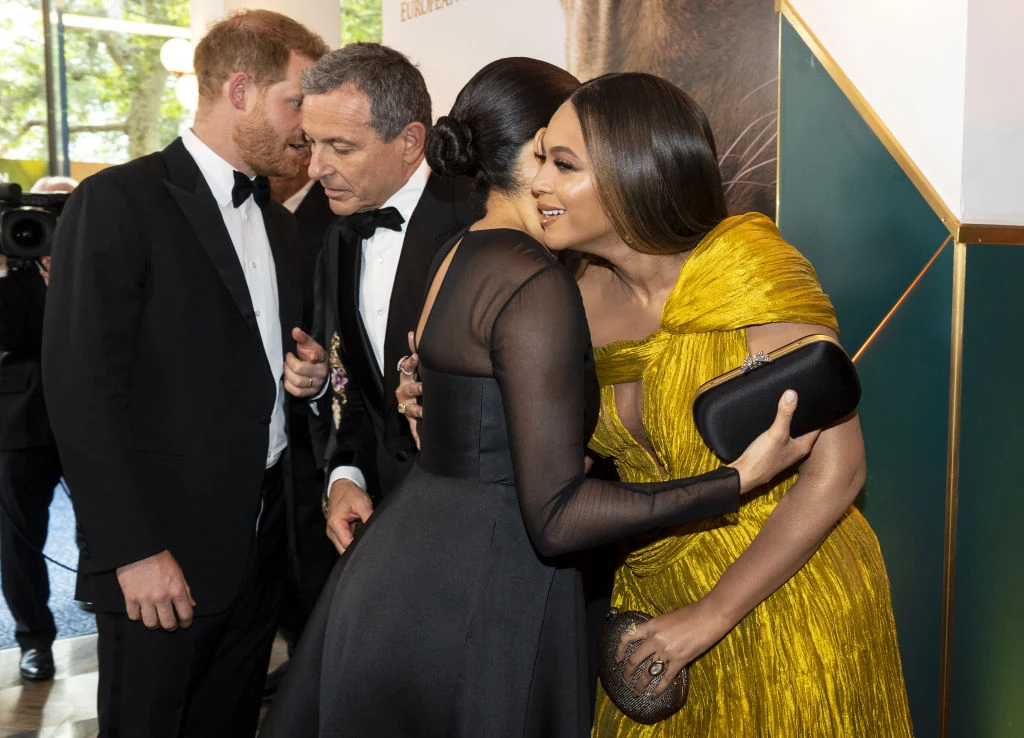 Lipiec Księżna i książę Sussex spotkali się podczas premiery filmu „Król lew” z najpopularniejszym małżeństwem w Ameryce – piosenkarką Beyonce i raperem Jay-Z. Piosenkarka przywitała księżną mocnym i serdecznym uściskiem. Natomiast Jay-Z pogratulował Harry’emu pierworodnego syna. Lipiec Księżna i książę Sussex spotkali się podczas premiery filmu „Król lew” z najpopularniejszym małżeństwem w Ameryce – piosenkarką Beyonce i raperem Jay-Z. Piosenkarka przywitała księżną mocnym i serdecznym uściskiem. Natomiast Jay-Z pogratulował Harry’emu pierworodnego syna.