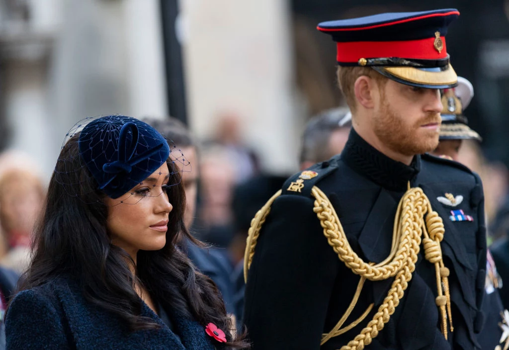 Październik Harry oznajmił, że wraz z Meghan podjęli kroki prawne przeciwko firmie Associated Newspapers i portalowi „The Mail on Sunday” w związku z opublikowanym na jego łamach prywatnym listem księżnej. Światowej premiery doczekał się film dokumentalny „Harry&Meghan: An African Journey”, w którym Harry rozprawił się z plotkami o złych relacjach z bratem. Październik Harry oznajmił, że wraz z Meghan podjęli kroki prawne przeciwko firmie Associated Newspapers i portalowi „The Mail on Sunday” w związku z opublikowanym na jego łamach prywatnym listem księżnej. Światowej premiery doczekał się film dokumentalny „Harry&Meghan: An African Journey”, w którym Harry rozprawił się z plotkami o złych relacjach z bratem.