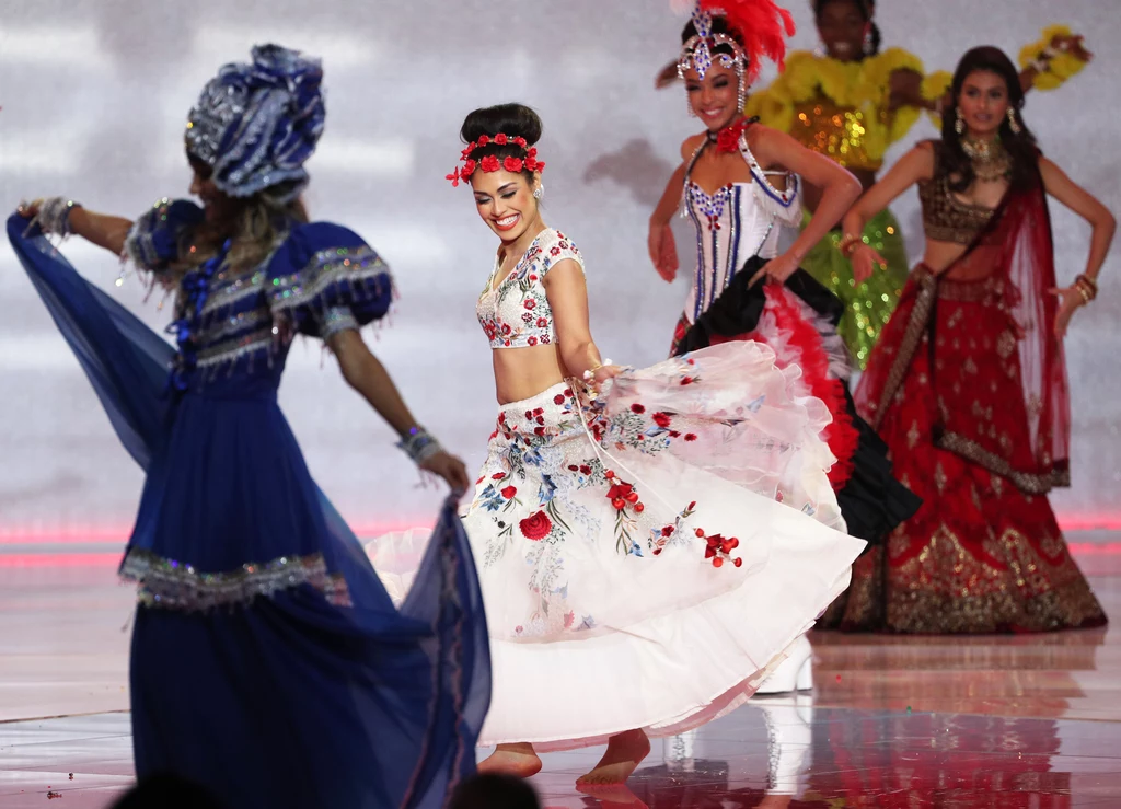 Finalistki wystąpiły podczas gali w strojach narodowych. Finalistki wystąpiły podczas gali w strojach narodowych.