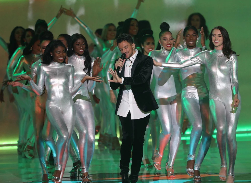 Na scenie pojawił się także Peter Andre. Na scenie pojawił się także Peter Andre.