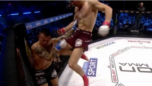 Moment potężnego uderzenia kolanem przez Dawida Śmiełowskiego