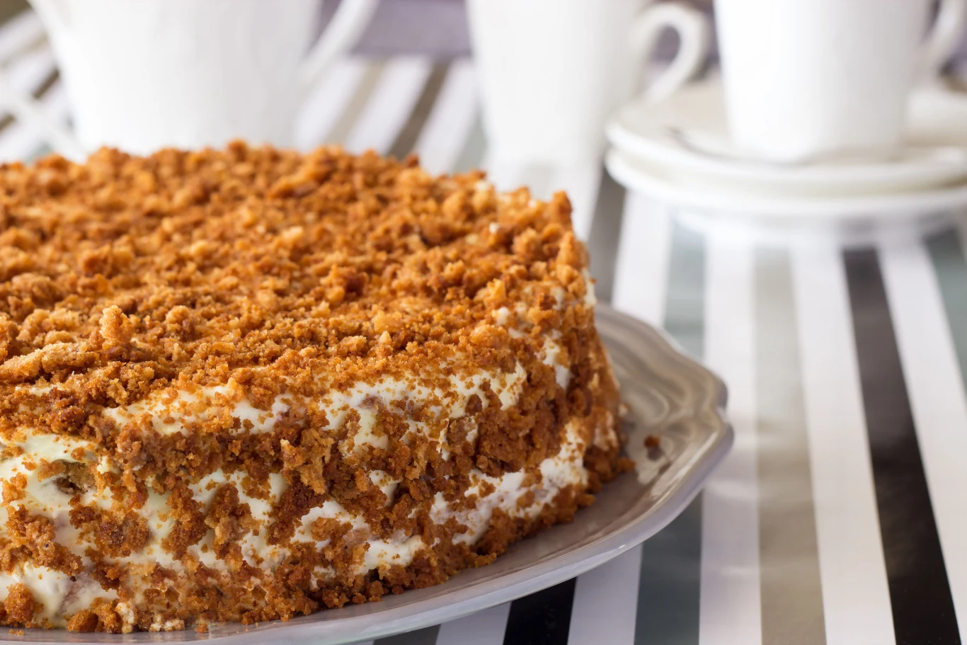 Miodownik można ozdobić kajmakiem lub orzechami