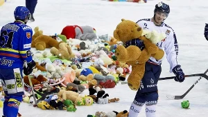 Zawodnik Lotosu PKH Gdańsk Szymon Marzec (P) z pluszakiem rzuconym przez kibiców na lodowisko, po bramce Aleksandra Golovina, w ramach akcji charytatywnej "Teddy Bear Toss" podczas meczu 32. kolejki Ekstraligi hokeja na lodzie z Podhalem Nowy Targ
