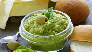 Chrup przed telewizorem lub podaj na imprezie. 20 przekąsek, które mają mniej niż 200 kalorii