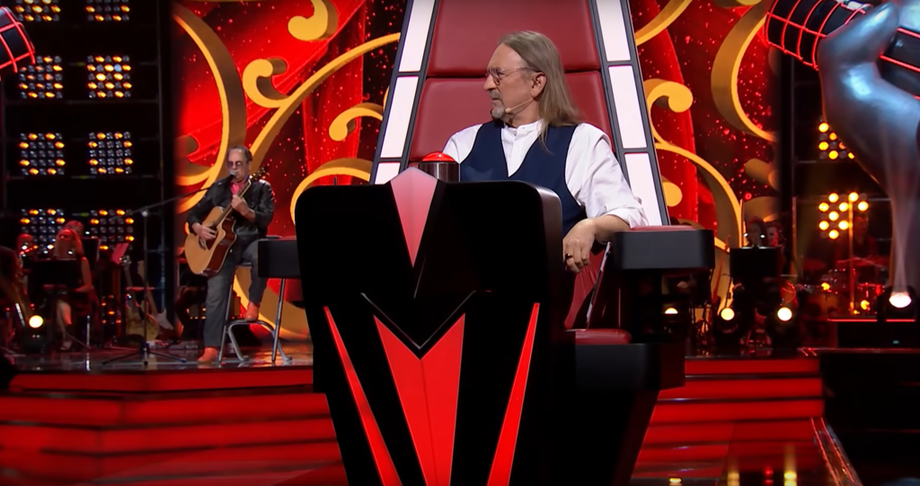 Władysław Jarecki (w tle) trafił do drużyny Marka Piekarczyka w "The Voice Senior"