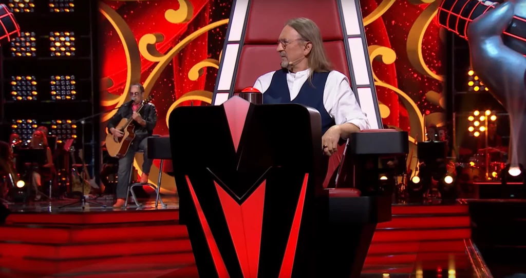 Władysław Jarecki (w tle) trafił do drużyny Marka Piekarczyka w "The Voice Senior"