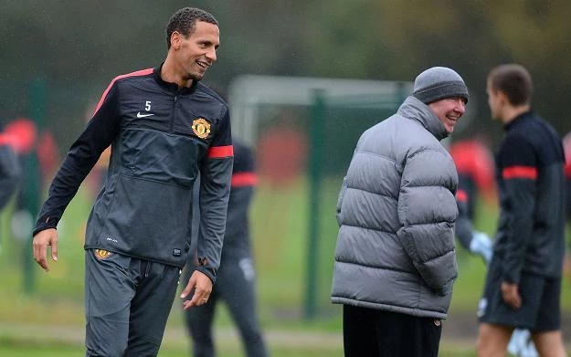 Rio Ferdinand (L) i menedżer Alex Ferguson na boisku ośrodka w Carrington