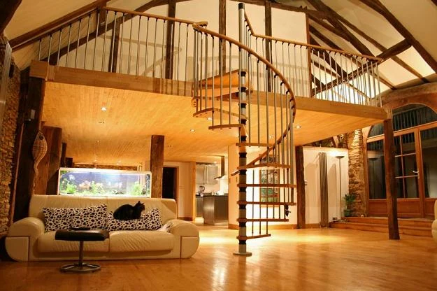 Jeśli w pomieszczeniu brakuje miejsca, stosuje się schody zabiegowe i kręte Jeśli w pomieszczeniu brakuje miejsca, stosuje się schody zabiegowe i kręte