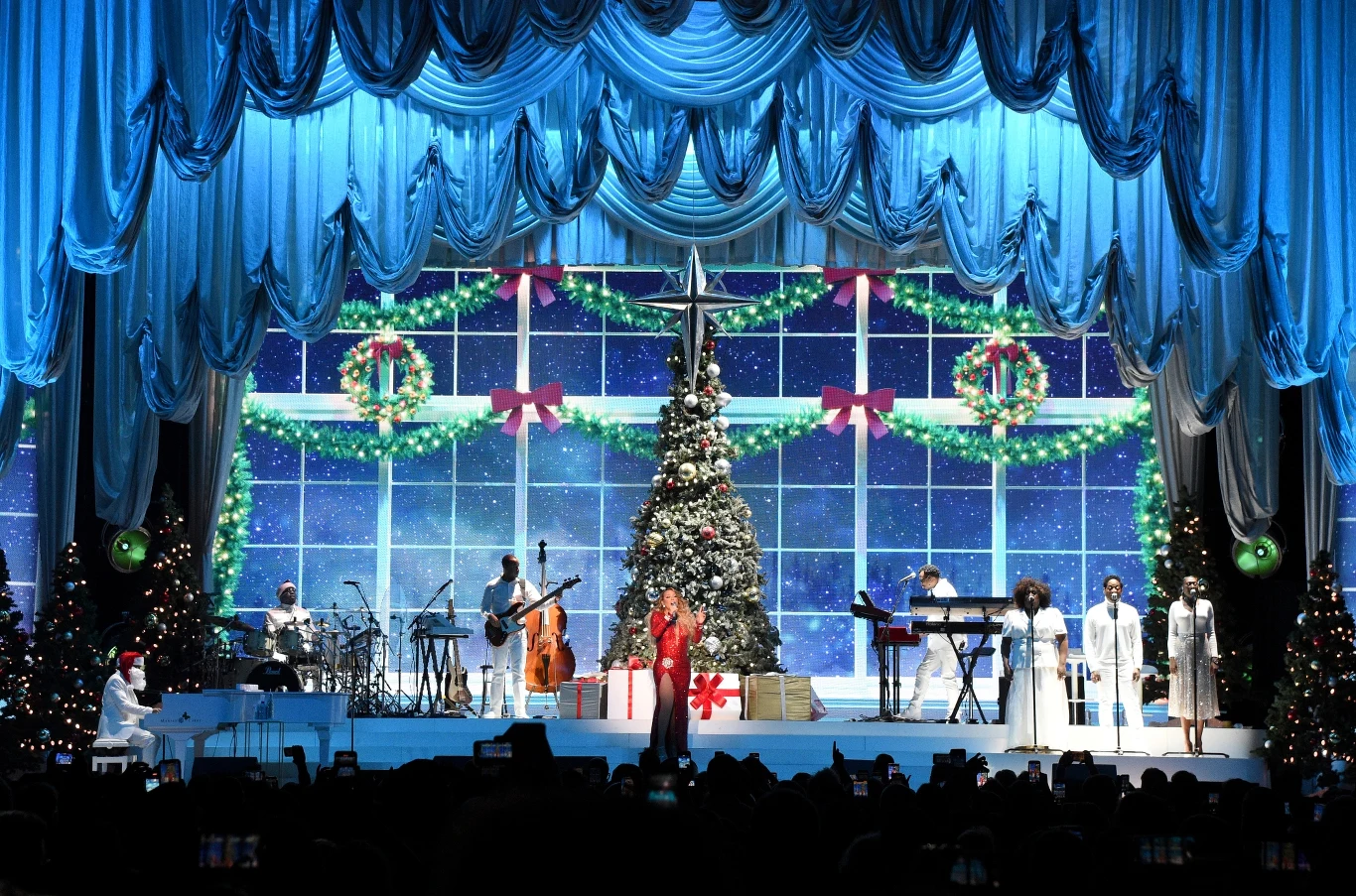 Po 25 latach od wydania "All I Want for Christmas is You" znalazła się na szczycie listy Hot 100, tworzonej przez magazyn "Billboard". Wcześniej tylko jedna świąteczna piosenka zdobyła pierwsze miejsce w Hot 100. Był to utwór "The Chipmunk Song" zespołu The Chipmunks, który na szczyt zestawienia wspiął się na przełomie 1958 i 1959 roku. Po 25 latach od wydania "All I Want for Christmas is You" znalazła się na szczycie listy Hot 100, tworzonej przez magazyn "Billboard". Wcześniej tylko jedna świąteczna piosenka zdobyła pierwsze miejsce w Hot 100. Był to utwór "The Chipmunk Song" zespołu The Chipmunks, który na szczyt zestawienia wspiął się na przełomie 1958 i 1959 roku.