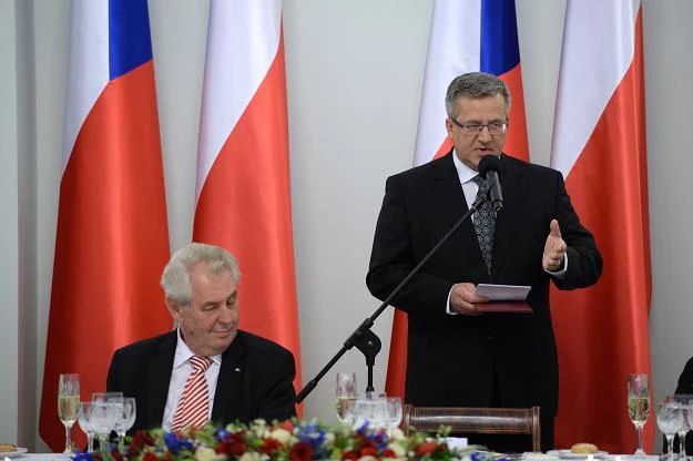 Prezydent RP Bronisław Komorowski (P) i prezydent Czech Milosz Zeman (L)