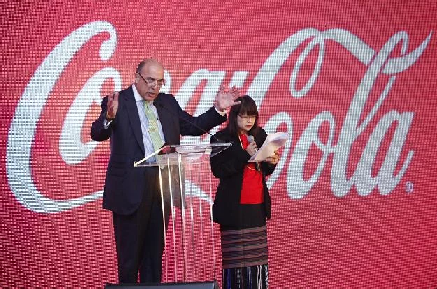 Muhtar Kent, dyrektor i prezes Coca-Coli, w rozlewni w Hmawbi (Birma)