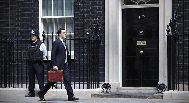 George Osborne, minister finansów Wielkiej Brytanii, przed siedzibą premiera