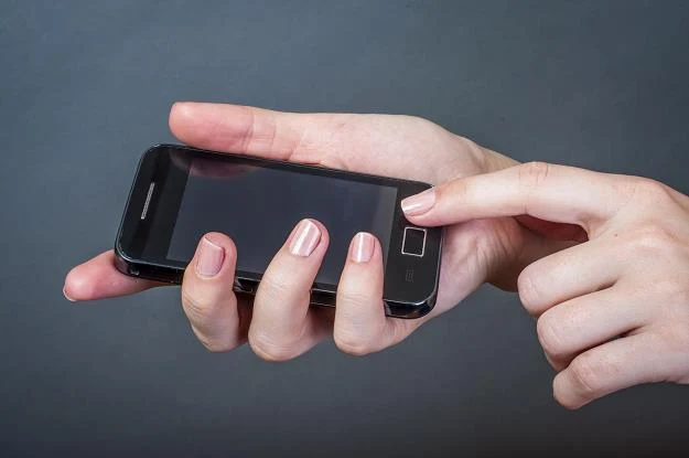 Obecnie telefon to nie tylko aparat telefoniczny, fotograficzny, radio, organizer i komputer Obecnie telefon to nie tylko aparat telefoniczny, fotograficzny, radio, organizer i komputer