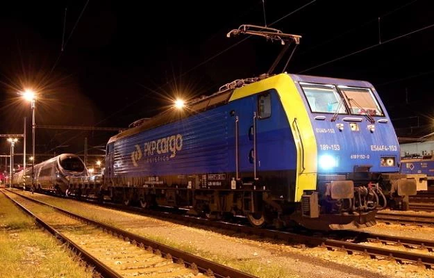 Pierwszy skład polskiego pociągu Pendolino oraz ciągnąca go lokomotywa Siemens EuroSprinter ES64F4