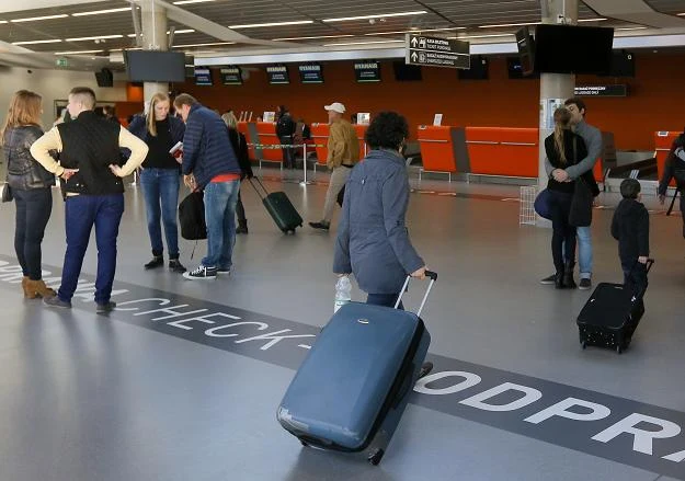 Pasażerowie na terenie terminala na lotnisku w Modlinie k. Warszawy Pasażerowie na terenie terminala na lotnisku w Modlinie k. Warszawy