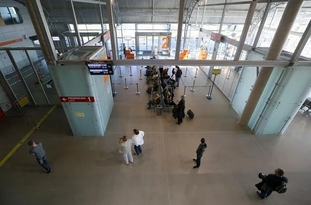 Pasażerowie na terenie terminala na lotnisku w Modlinie k. Warszawy Pasażerowie na terenie terminala na lotnisku w Modlinie k. Warszawy