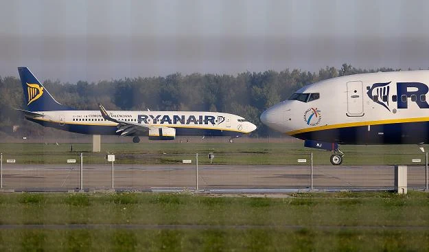 Samolot linii Ryanair ląduje na lotnisku w Modlinie k. Warszawy Samolot linii Ryanair ląduje na lotnisku w Modlinie k. Warszawy