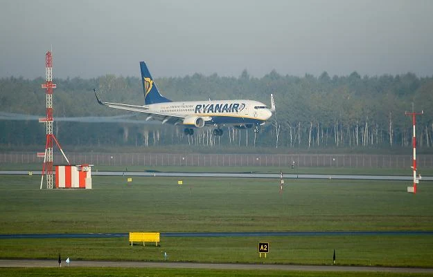 Samolot linii Ryanair ląduje na lotnisku w Modlinie k. Warszawy Samolot linii Ryanair ląduje na lotnisku w Modlinie k. Warszawy