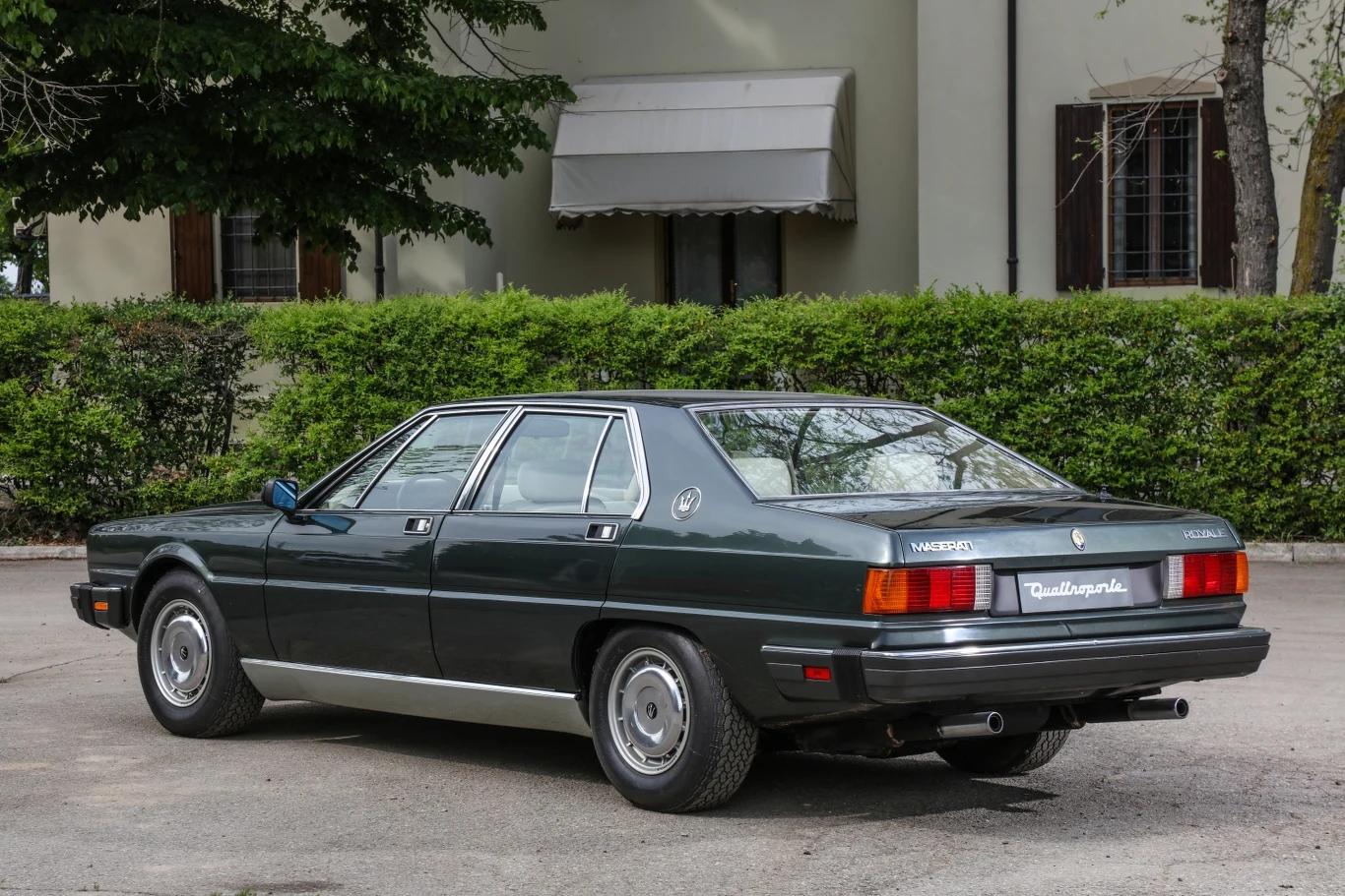 Quattroporte trzeciej generacji charakteryzowało się luksusowym i wyrafinowanym wnętrzem. Samochód ten otrzymał silnik V8, w wariantach 4,2 l (255 KM) i 4,9 l (280 KM). Prędkość maksymalna wynosiła 220 km/h. Jego produkcja trwała od 1979 do 1990 r. Ogółem na całym świecie sprzedano 2145 sztuk tego auta. Quattroporte trzeciej generacji charakteryzowało się luksusowym i wyrafinowanym wnętrzem. Samochód ten otrzymał silnik V8, w wariantach 4,2 l (255 KM) i 4,9 l (280 KM). Prędkość maksymalna wynosiła 220 km/h. Jego produkcja trwała od 1979 do 1990 r. Ogółem na całym świecie sprzedano 2145 sztuk tego auta.
