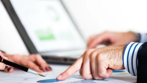 Odkladanie na przyszłe emerytury po skoku na OFE to naiwne rachuby rządu