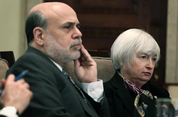 Ben Bernanke (L) i Janet Yellen, pierwsza kobieta na stanowisku szefa FED