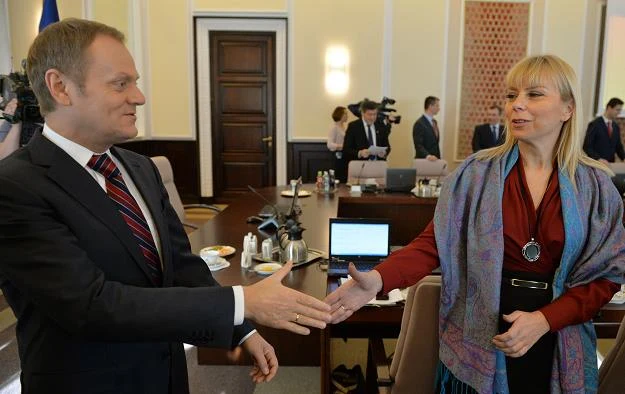 Premier Donald Tusk (L) wita się z wicepremier Elżbietą Bieńkowską (P)