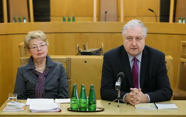 Prezes Trybunału Konstytucyjnego Andrzej Rzepliński (P) oraz sędzia TK Maria Gintowt-Jankowicz (L)