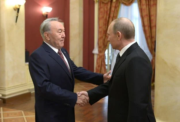 Władimir Putin (P) i Nursułtan Nazarbajew (L) z Kazachstanu Władimir Putin (P) i Nursułtan Nazarbajew (L) z Kazachstanu