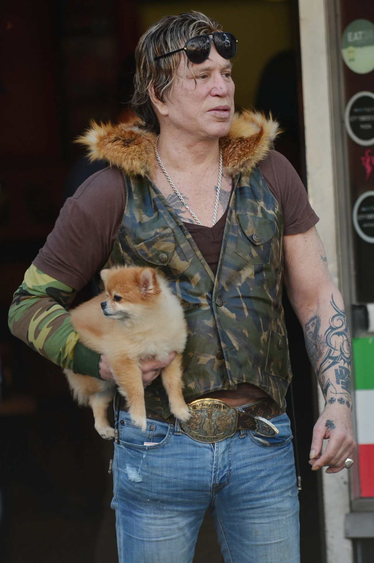 Mickey Rourke założył za ciasne ubrania Mickey Rourke założył za ciasne ubrania
