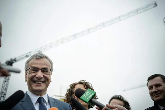 Minister sportu i turystyki Andrzej Biernat (L) udziela wypowiedzi mediom
