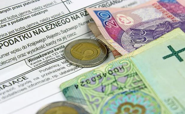 Zwrot podatku z urzędu skarbowego można otrzymać przelewem lub przekazem pocztowym