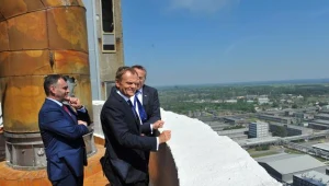 Donald Tusk (C), prezes ZCh Police Krzysztof Jałosiński (P) i minister skarbu Włodzimierz Karpiński
