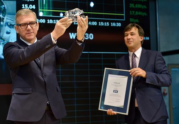 Prezes Polwaksu Dominik Tomczyk (L) w czasie debiutu na GPW
