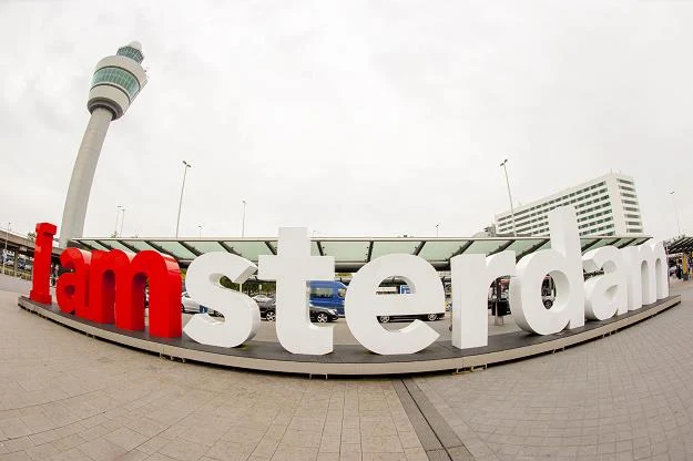 Bazowym lotniskiem KLM jest Schiphol w Amsterdamie Bazowym lotniskiem KLM jest Schiphol w Amsterdamie