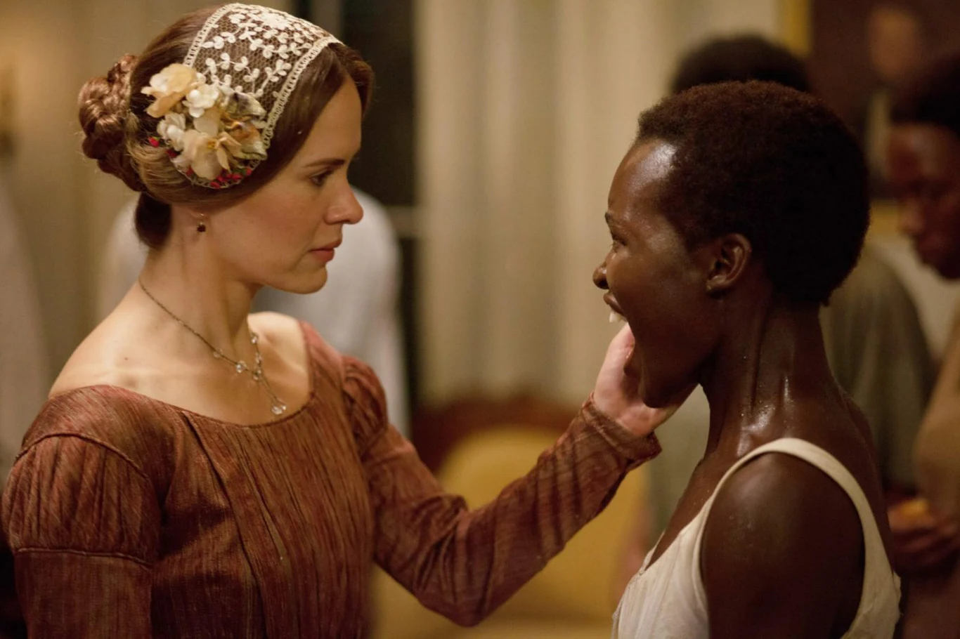 W oscarowym dramacie "Zniewolony. 12 Years a Slave" Sarah Paulson wcieliła się w postać pani Epps – subtelnej, wytwornej, lecz nietolerancyjnej kobiety, upokorzonej przez romans męża z niewolnicą. Aktorka starała się nie akcentować w swej bohaterce prostej nikczemności, lecz raczej ciasnotę jej umysłu. 

"Sądzę, że była przekonana, że robi tylko to, co powinna zrobić, więc nie chciałam przesadzać. Co więcej – w osobie, która do tego stopnia przekonana jest o swojej racji, że przesłania jej ona widzenie świata, jest coś o wiele bardziej przerażającego niż w zwykłym draństwie" - tłumaczyła Paulson.