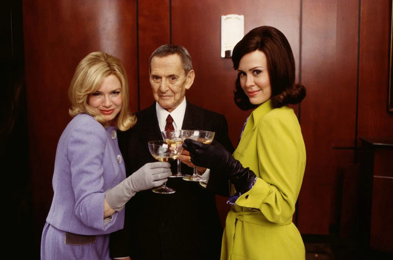 W komedii "Do diabła z miłością" Sarah Paulson wcieliła się w postać agentki popularnej pisarki (Renee Zellweger).

"Vikki Hiller jest kobietą w męskim świecie roku 1962" - mówiła o swej bohaterce Sarah Paulson. Rozpaczliwie próbuje zabłysnąć intelektem i zdolnościami, którymi przewyższa wielu kolegów na podobnych stanowiskach. Nie dano jej jednak  tej  samej władzy i  swobody, co mężczyznom.  Jest wystarczająco inteligentna, by  posługiwać się swą kobiecością i nie dość głupia, by się poddać. Ma zamiar iść na całość i walczyć do upadłego" - dodawała aktorka.